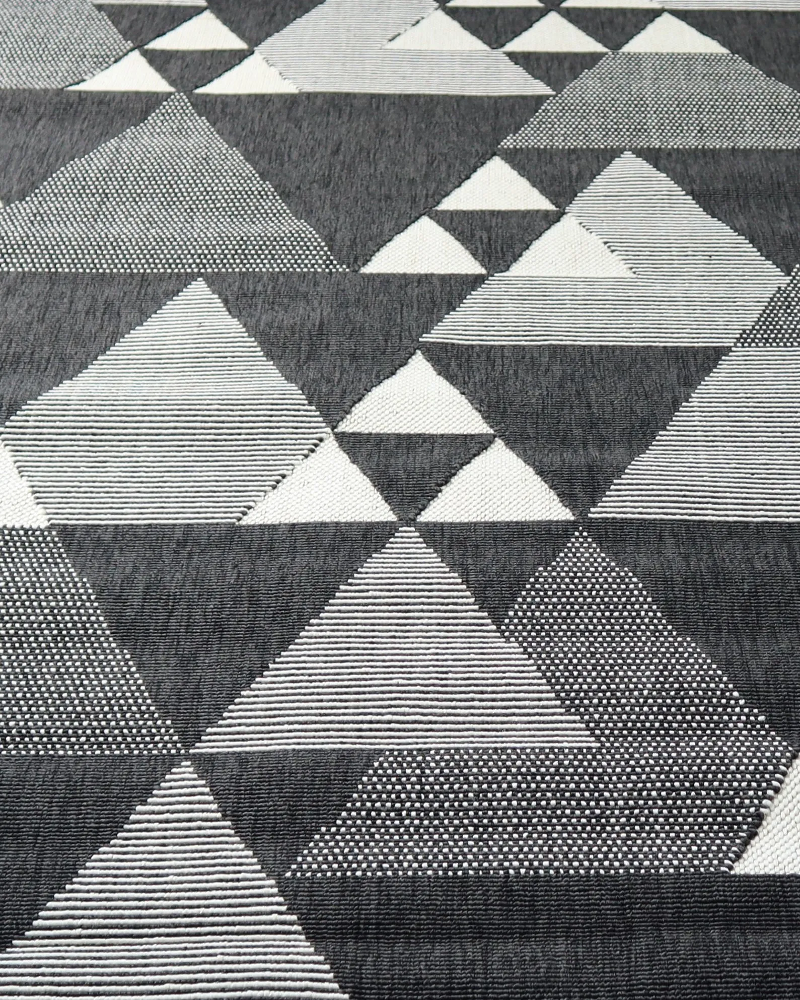 Geometric Triangle Pattern Area Rug (Black/Cream, 120x170cm)